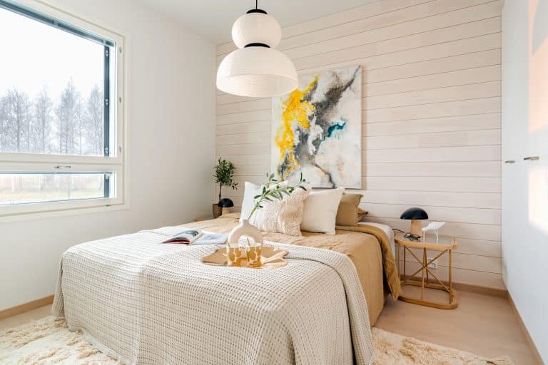 Iso ja värikäs mutta minimalistinen teos makuuhuoneessa